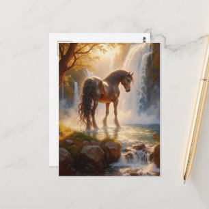 Wunderschönes braunes Pferd am Wasserfall Postkarte