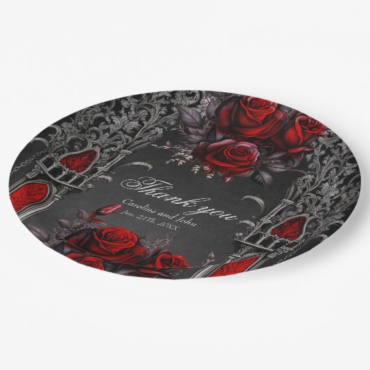 Wunderschönes dunkelgotisches Hochzeitsdesign. Pappteller (Schrägansicht)