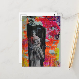 Wunderschönes Kind auf Blumen Mixed Media Collage Postkarte