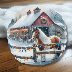 Wunderschönes Pferd auf einer Weihnachtsfarm Perso Rundes Kissen