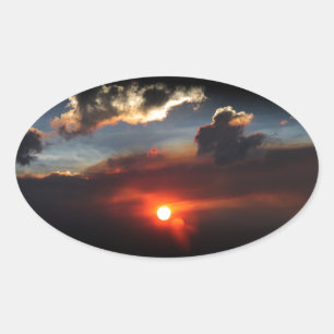 wunderschönes rauchiges Sonnenuntergangsfoto Ovaler Aufkleber