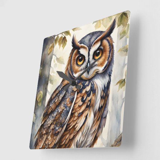 Wunderschönes Waldhügel auf Blätter der Baumzweige Quadratische Wanduhr (Winkel)