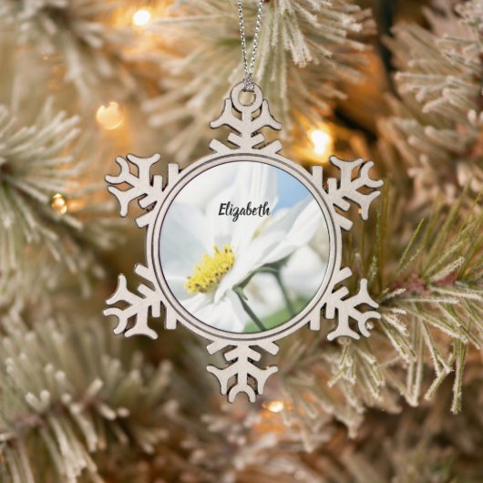 Wünsche mit White Daisies Personalisiert Schneeflocken Zinn-Ornament (Baum)