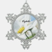 Wünsche mit White Daisies Personalisiert Schneeflocken Zinn-Ornament (Vorderseite)