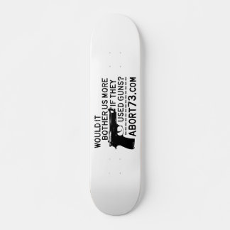 Würde es uns mehr schaden, wenn sie Waffen hätten? Skateboard