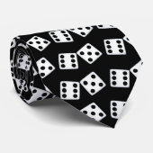Würfel auf schwarzer Krawatte (Gerollt)
