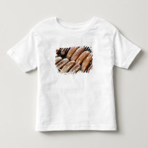 Würstchen auf dem Barbeque Kleinkind T-shirt