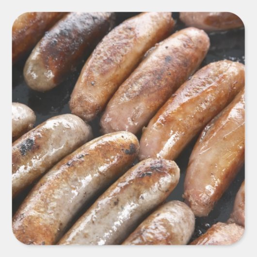 Würstchen auf dem Barbeque Quadratischer Aufkleber (Vorderseite)