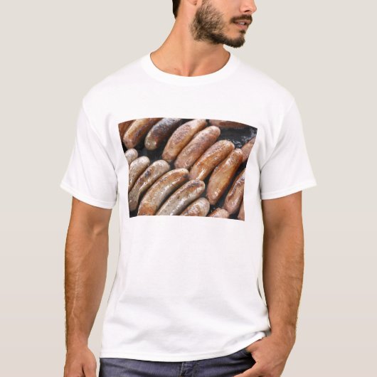 Würstchen auf dem Barbeque T-Shirt (Vorderseite)