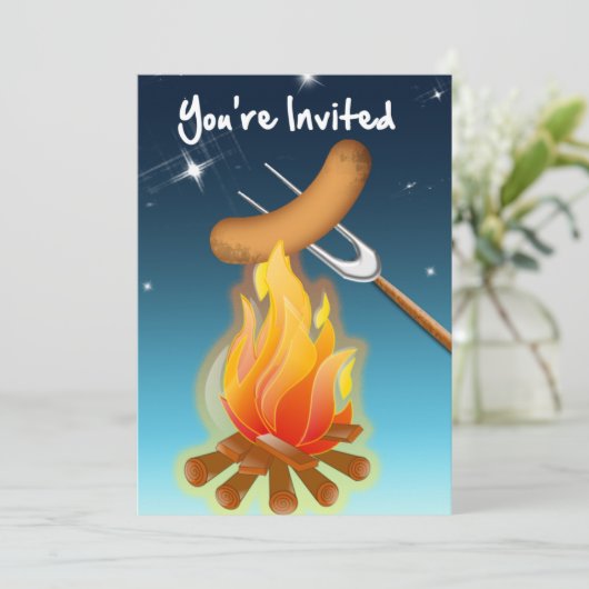 Würstchen über Lagerfeuer werden Sie eingeladen Einladung (Stehend Vorderseite)