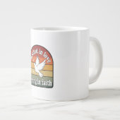 Wurzeln in der Liebe, steigend in der Glaubensgest Jumbo-Tasse (Vorderseite Rechts)