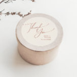 Wüste | Beige Dankeschön Gastgeschenk Hochzeit Runder Aufkleber<br><div class="desc">Diese Wüste | Beige danke Ihnen Gastgeschenk Hochzeit ist perfekt für Ihre einfache rustikale Western beige und terracotta Erden Töne Hochzeit. Die ohrenneutrale Boho-Farbpalette ist Vintag im Südwesten mit modernem Retro-Ambiente. Das Drehbuch ist eine delikate minimalistische handgeschriebene Kalligraphie, die ziemlich elegant und romantisch ist. Das Produkt ist bearbeitbar und hat...</div>