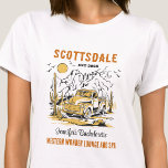 Wüste Junggeselinnen-Abschied Girls Weekend Custom T-Shirt<br><div class="desc">Treten Sie ein in Abenteuer mit diesem Desert Theme Junggeselinnen-Abschied Custom T - Shirt! Genießen Sie den Reiz der Wüste, während Sie auf einem einmaligen Junggeselinnen-Abschied beginnen. Diese exklusive Kollektion individueller T - Shirt erfasst das Wüstenmotiv und verleiht ihr Stil und Eleganz, um bleibende Erinnerungen für Ihren Strandausflug zu schaffen....</div>