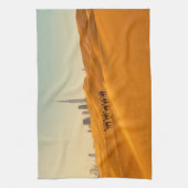 Wüsten | Dubais Skyline-Ansicht mit Kameln Geschirrtuch (Vertikal)