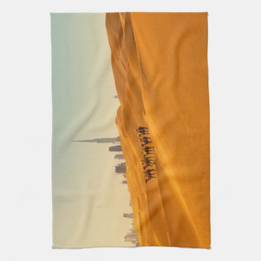 Wüsten | Dubais Skyline-Ansicht mit Kameln Geschirrtuch (Vertikal)