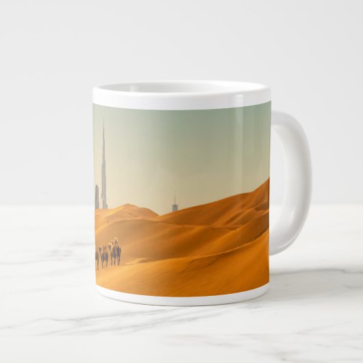 Wüsten | Dubais Skyline-Ansicht mit Kameln Jumbo-Tasse (Vorderseite Rechts)