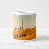 Wüsten | Dubais Skyline-Ansicht mit Kameln Jumbo-Tasse (Vorderseite)