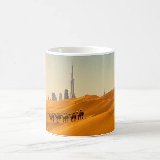 Wüsten | Dubais Skyline-Ansicht mit Kameln Kaffeetasse (Mittel)