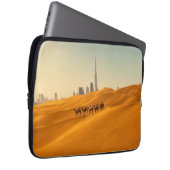 Wüsten | Dubais Skyline-Ansicht mit Kameln Laptopschutzhülle (Vorne Rechts)