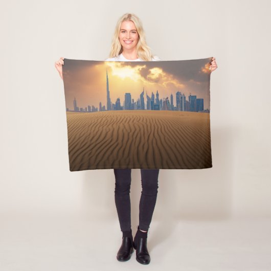 Wüsten | Dubais Skyline View von Sand Dune Fleecedecke (Beispiel)