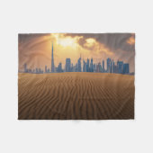 Wüsten | Dubais Skyline View von Sand Dune Fleecedecke (Vorderseite (Horizontal))