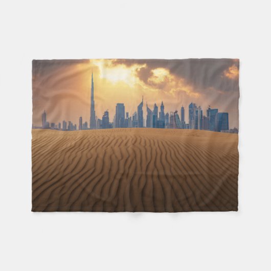 Wüsten | Dubais Skyline View von Sand Dune Fleecedecke (Vorderseite (Horizontal))