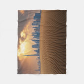 Wüsten | Dubais Skyline View von Sand Dune Fleecedecke (Vorderseite)
