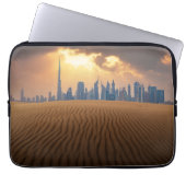 Wüsten | Dubais Skyline View von Sand Dune Laptopschutzhülle (Vorderseite)