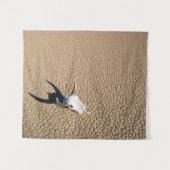 Wüsten | Kuhschädel auf dem Wüstenboden Wandteppich (Vorderseite (Horizontal))