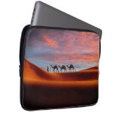Wüsten | Mann und Kamele in den Sanddünen Laptopschutzhülle (Vorne Rechts)