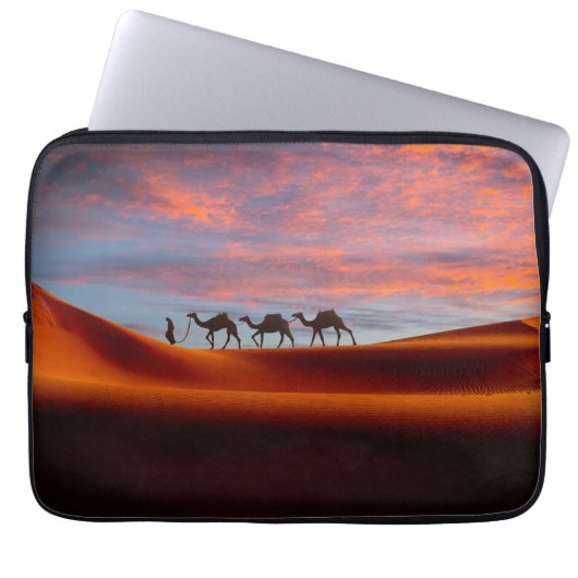 Wüsten | Mann und Kamele in den Sanddünen Laptopschutzhülle (Vorderseite)