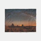 Wüsten | Sternenhimmel über einer Wüstenlandschaft Fleecedecke (Vorderseite (Horizontal))