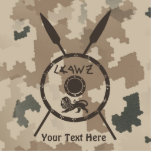 Wüstenabschirm und Speere<br><div class="desc">Eine militärisch-braune "gedämpfte" Darstellung eines Maccabee-Schildes und zwei Speere auf einem Wüstenhintergrund. Der Schild wird von einem Löwen und Text mit dem Text "Israel" (Israel) im Paleo-Hebräischen Alphabet geschmückt. Fügen Sie Ihren eigenen zusätzlichen Text hinzu. Die Maccabees waren jüdische Rebellen, die Juden aus dem Joch des Seleukiden Reiches befreiten. Chanukkah...</div>