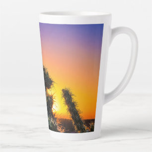 Wüstenaufgang durch Cholla-Kaktus-Silhouetten Milchtasse