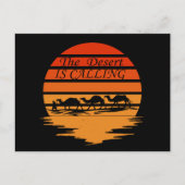 Wüstenlandschaft mit Kamelsonnenuntergang Vintag Feiertagspostkarte (Vorderseite)