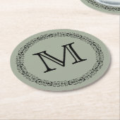 Wüstensäge Gray Green Trendy Solid Color Monogram Runder Pappuntersetzer (Angewinkelt)