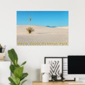 Wüstenweiße Sandlandschaft und Yucca Poster (Heimbüro)