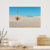 Wüstenweiße Sandlandschaft und Yucca Poster (Küche)