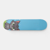 Wütende graue kleine Katze Skateboard (Horizontal)