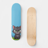 Wütende graue kleine Katze Skateboard (Vorderseite)
