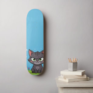 Wütende graue kleine Katze Skateboard