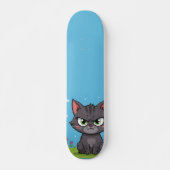 Wütende graue kleine Katze Skateboard (Vorne)