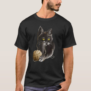 Wütende Katze mit gelben Augen, die in einem Ball  T-Shirt