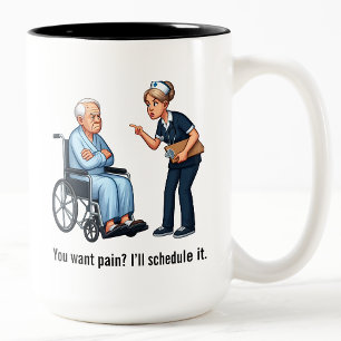 Wütende Krankenschwester im Umgang mit störrischem Zweifarbige Tasse