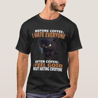 Wütende schwarze Katze trinkt Kaffee bevor Kaffee  T-Shirt