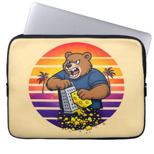 Wütender Bär mit Käsehobel-Hut und Sonnenbrille Laptopschutzhülle
