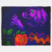 Wütender Löwe und eine Rose Fleecedecke (Vorderseite (Horizontal))