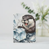 Wütender Otter, der einen Eisblock zerbricht Postkarte (Stehend Vorderseite)