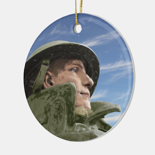 WW1 Soldat in Helm und Französisch Keramikornament (Links)