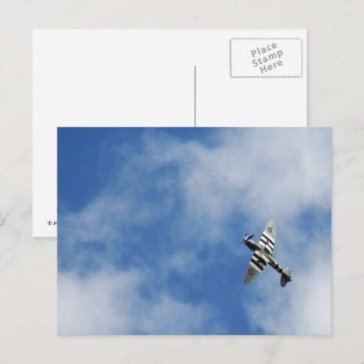 WW2 Spitfire im Sommer Himmel Postkarte (Vorne/Hinten)